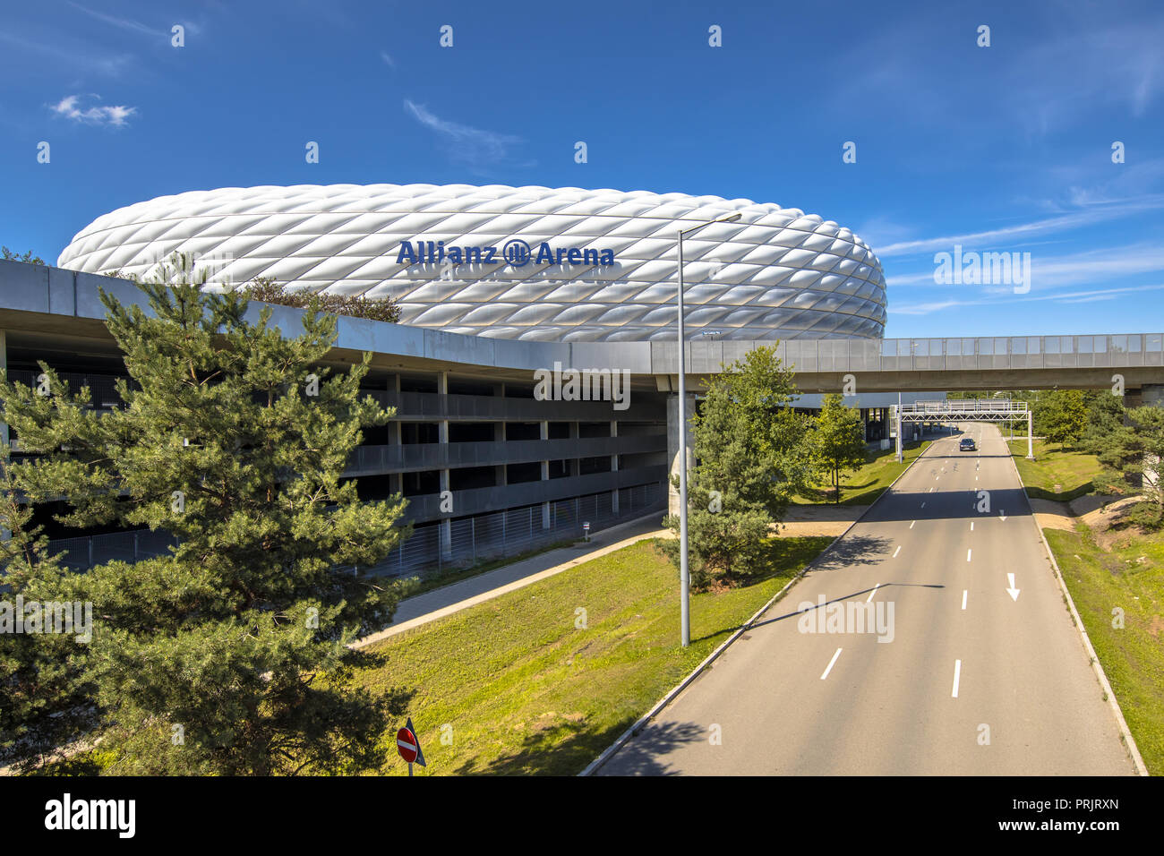 München, Deutschland - 14 AUGUST 2017: Weg zur Allianz Arena in München, Deutschland. Die Allianz Arena ist die Startseite Fußball-Stadion für den FC Bayern München Stockfoto