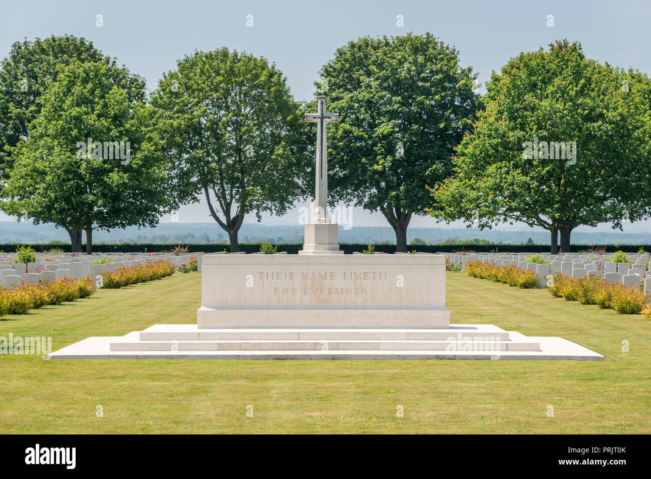 Ihr Name lebt von Ewigkeit zu Ewigkeit Monument an der Bretteville-sur-Laize kanadischen Soldatenfriedhof in Frankreich Stockfoto