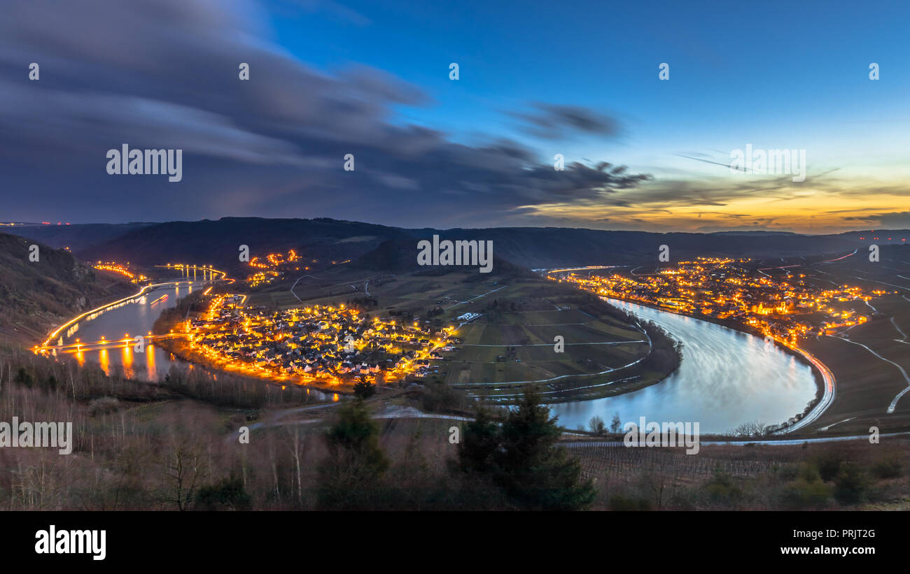 Nacht fällt über Mosel Tal mit beleuchteten Dörfer in der Nähe von Krov, Deutschland Stockfoto