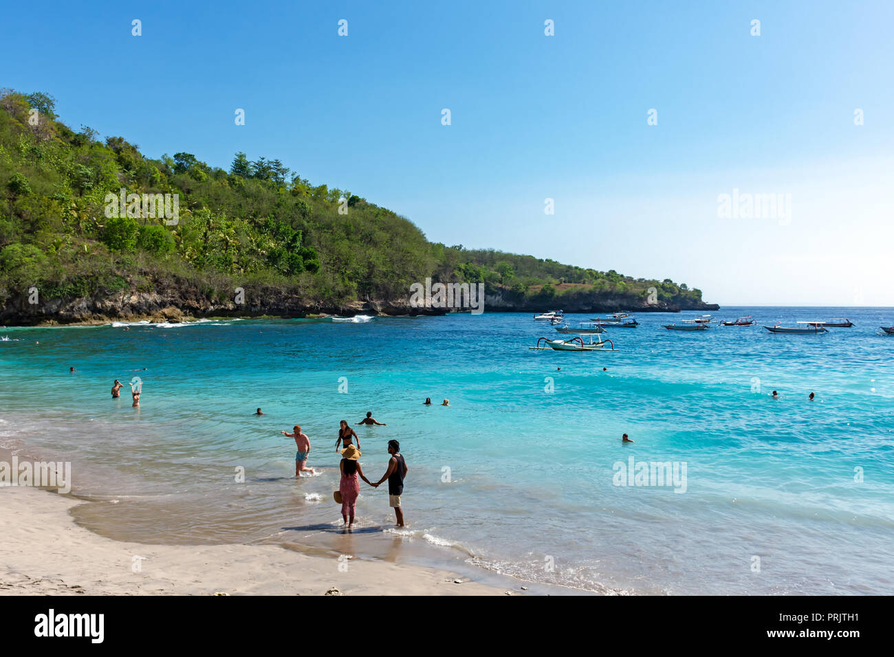 Nusa Penida Indonesien 16 September 18 Touristen In Crystal Bay Beach Ist Beruhmt Reiseziel In Bali Stockfotografie Alamy