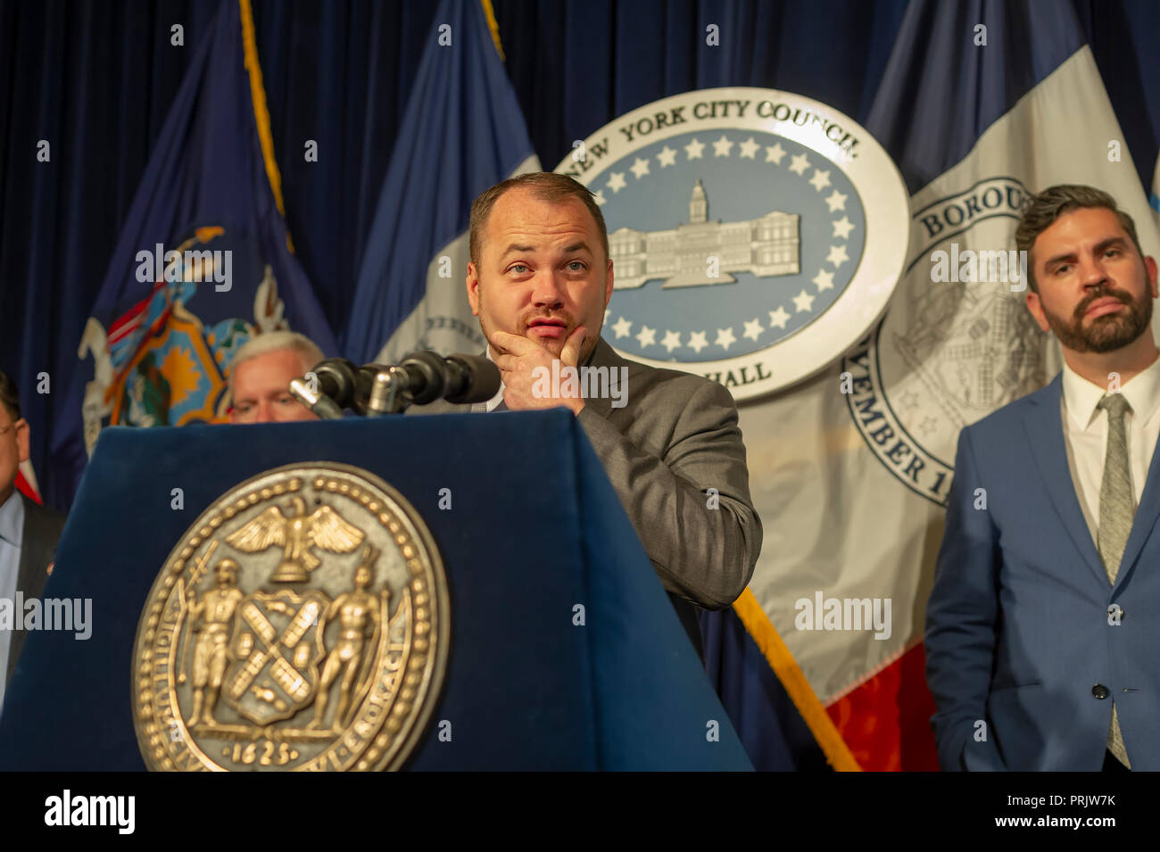 New York City Rat Sprecher Corey Johnson und Mitglieder des New York City Rat halten eine Nachrichten Konferenz am Mittwoch, 26. September 2018 im Red Room von New York City Hall über anhängige Rechtsvorschriften einschließlich der Gesetzentwurf zur Sightseeing Bus Industrie zu regulieren. Andere Rechtsvorschriften diskutiert enthalten Beschränkungen des Automaten um das World Trade Center und Flushing, Queens sowie land-Elemente verwenden. (Â© Frances M. Roberts) Stockfoto