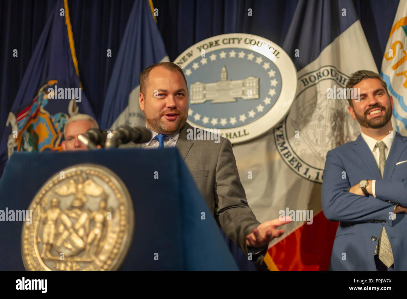 New York City Rat Sprecher Corey Johnson und Mitglieder des New York City Rat halten eine Nachrichten Konferenz am Mittwoch, 26. September 2018 im Red Room von New York City Hall über anhängige Rechtsvorschriften einschließlich der Gesetzentwurf zur Sightseeing Bus Industrie zu regulieren. Andere Rechtsvorschriften diskutiert enthalten Beschränkungen des Automaten um das World Trade Center und Flushing, Queens sowie land-Elemente verwenden. (Â© Frances M. Roberts) Stockfoto