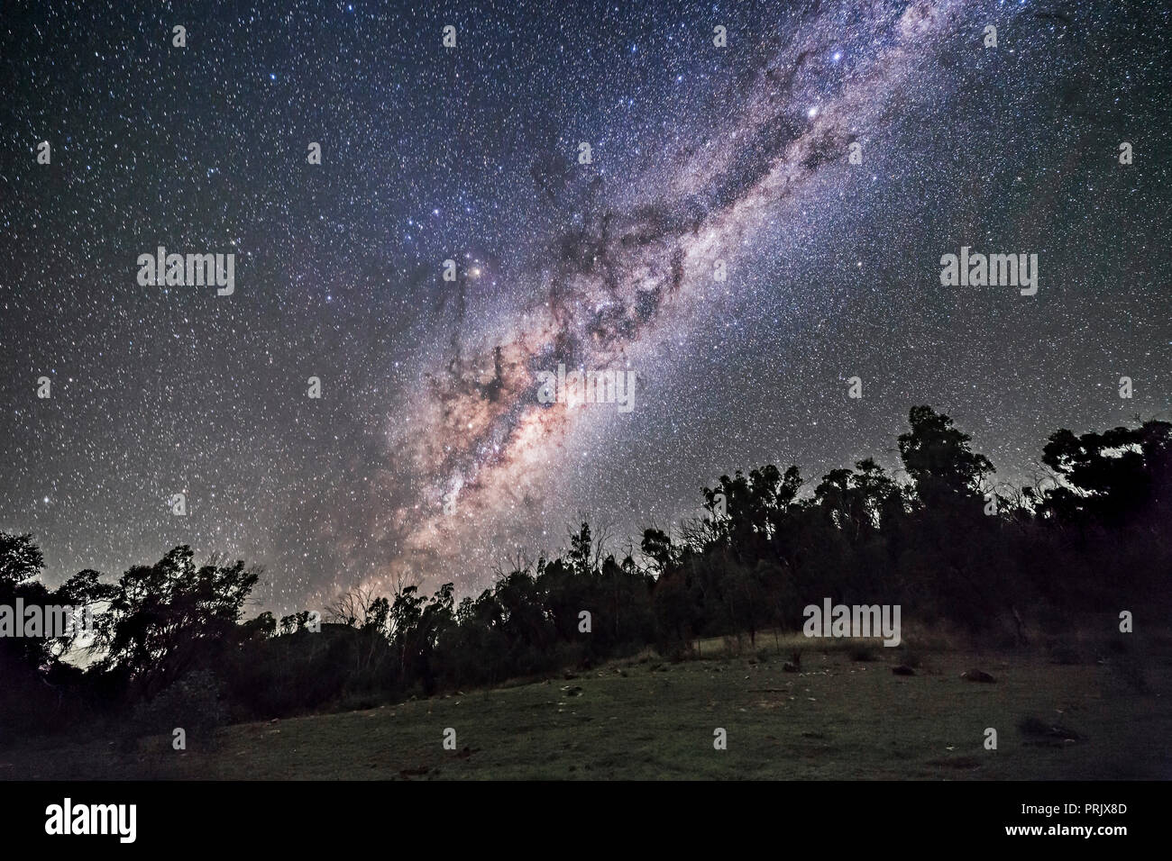 Die südliche Milchstraße und dem galaktischen Zentrum auf ein April Nacht in Australien steigt, mit den Sternbildern Widder und Skorpion, und t Stockfoto
