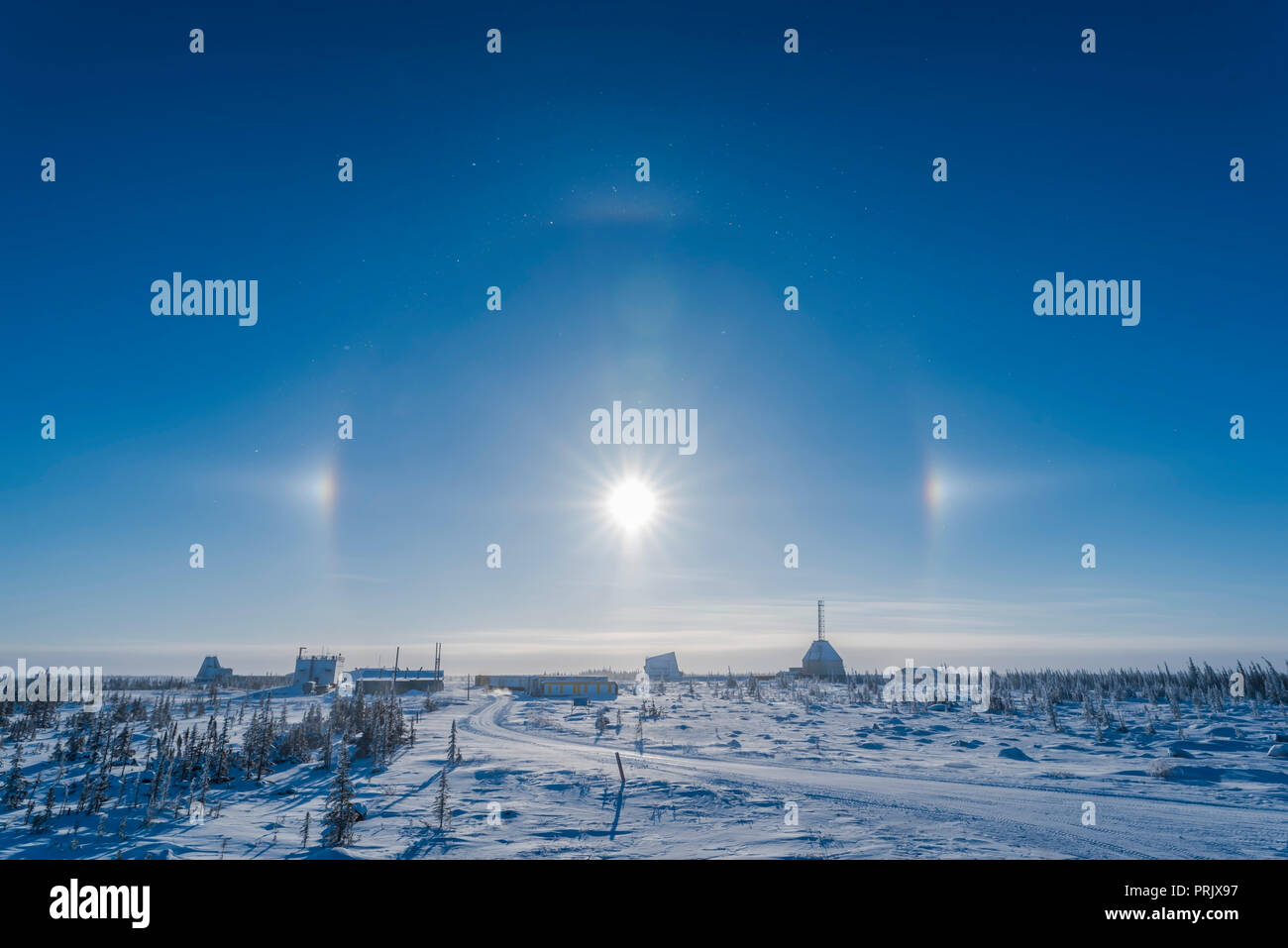 Sundogs über den alten Churchill Rocket Range, Churchill, Manitoba auf einer klaren und kalten Wintertag mit Eiskristallen in der Luft. Mit dem 20 mm SIgma Objektiv Stockfoto