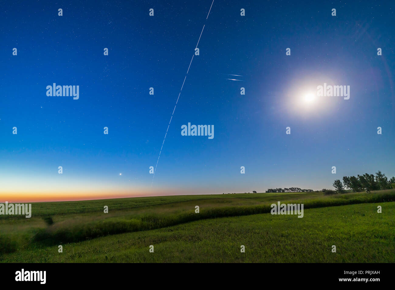 Die Internationale Raumstation in der Morgendämmerung, als es fliegt weg in den Osten nach Aufwand. Es war der Morgen des 15. Juli 2017. Gemischt Stockfoto