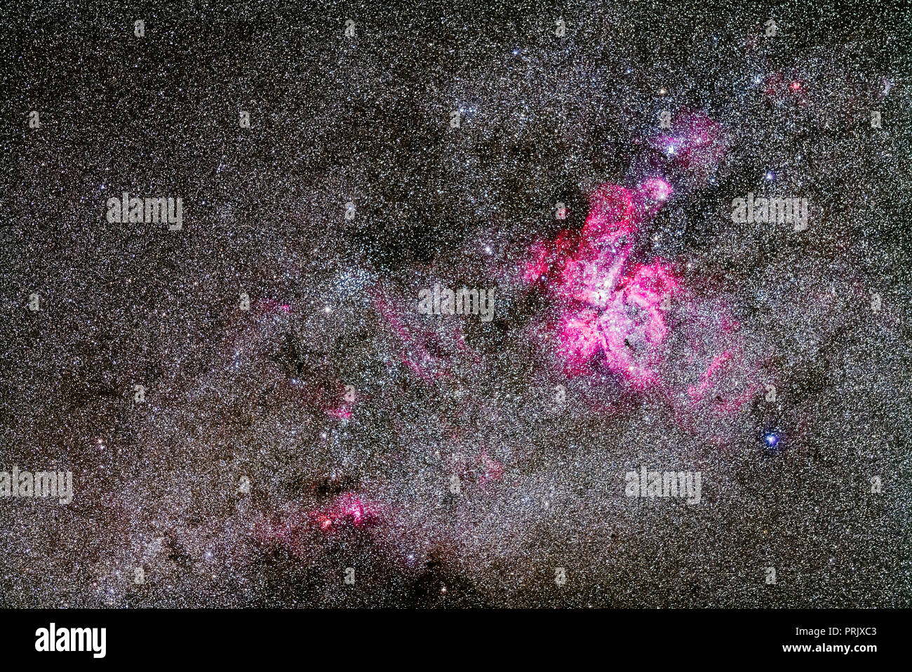 Die Carina Nebula NGC 3372 und der Fußball-Cluster, NGC 3532, Links, ein breites Feld mit einem 200-mm-Teleobjektiv ein binokulares Feld entspricht Stockfoto