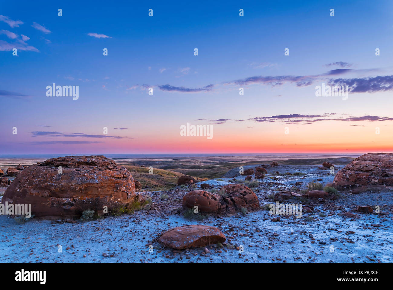 Das Einwachsen von 4-Tage alten Halbmond in der Dämmerung Himmel am Roten Felsen Coulee, Alberta. Einen schönen Kontrast zum Himmel und in Erdtönen gehalten. Dies ist ein 7-Exposition H Stockfoto