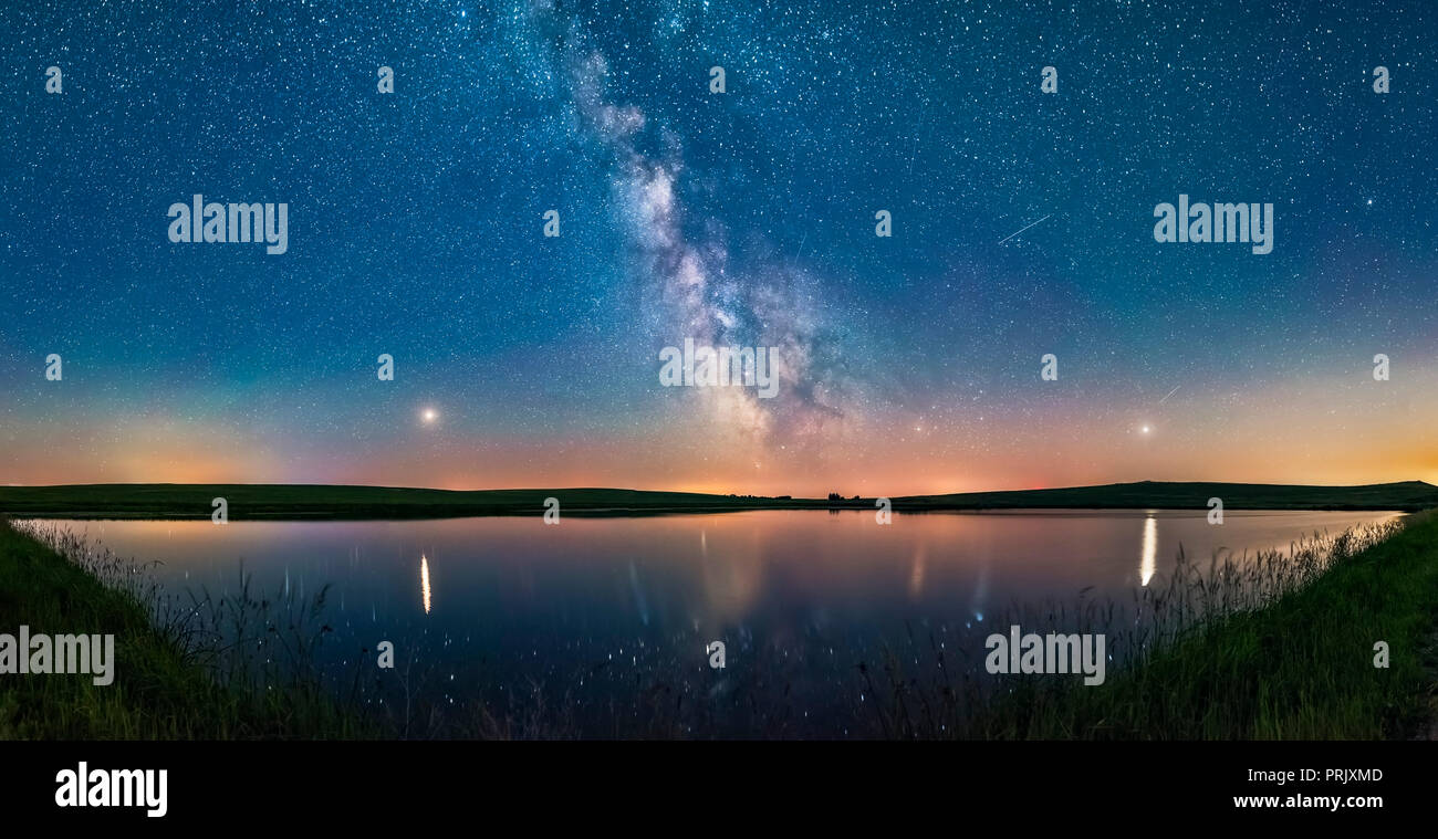 Ein 160°-Panorama aufgenommen Juli 5/6 der sommerlichen Milchstraße und die Reihe der Sommer 2018 Planeten über die Prärie Teich in der Nähe von Home im südlichen Alberta. Mar Stockfoto
