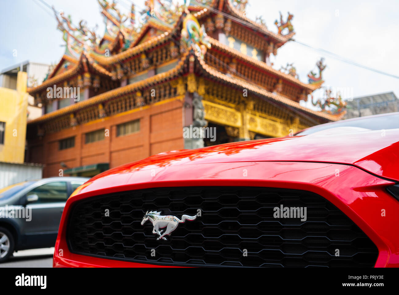 16. Februar 2018, Lukang Changhua Taiwan: Ford Mustang Auto Kühlergrill und Logo mit Tempel Hintergrund Stockfoto