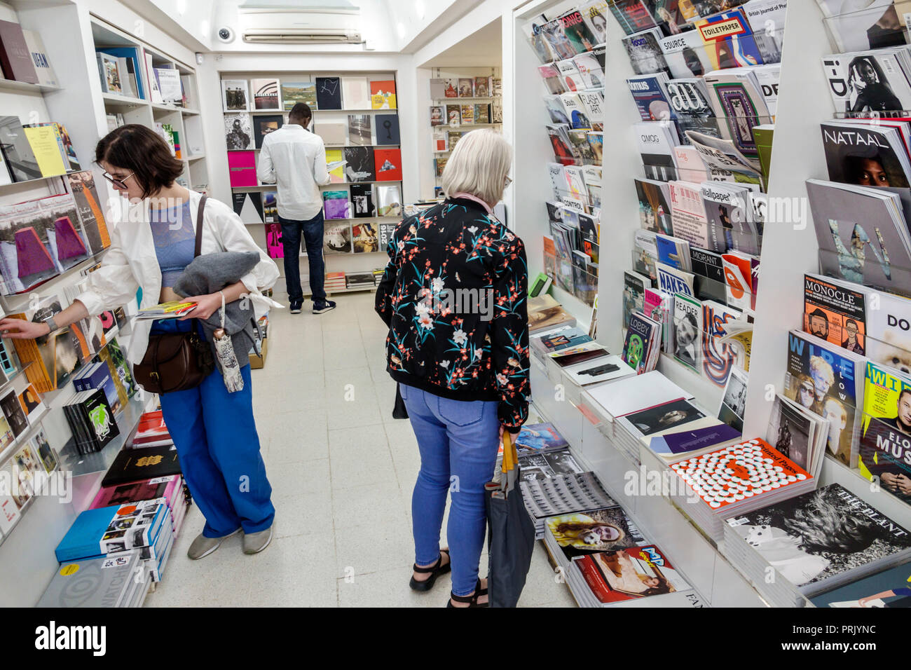 London England, Großbritannien, Kensington Gardens, Serpentine Gallery, Inneneinrichtung, Geschäft, Geschenkeladen, asiatische Frau weibliche Frauen, Shopping Shopper Shopper Shop Geschäfte Stockfoto