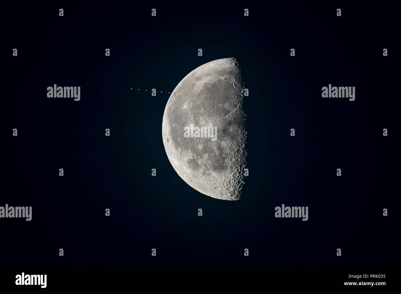Der abnehmende Mond gibbous Ansätze der Stern Aldebaran bei einer Bedeckung am Morgen des 12. September 2017. Dies ist eine Mehrfachbelichtung Komposit aus Stockfoto