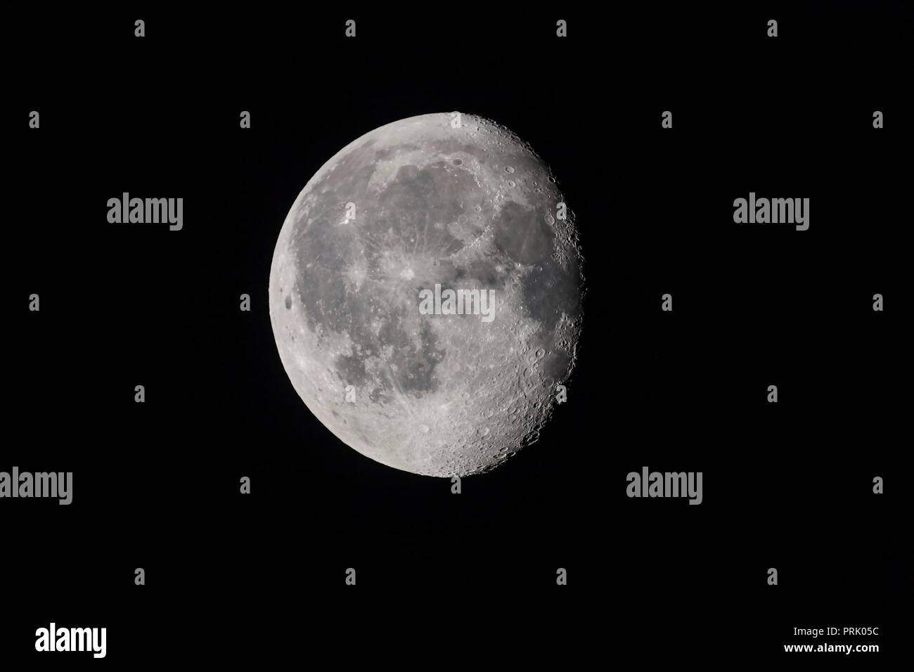 Die 17-Tage alten abnehmenden gibbous Mond auf August 10/11, 2017, mit dem 130 mm Astro-Physics Refraktor und 2X Barlow und Canon 6D Mark II Kamera. Stockfoto