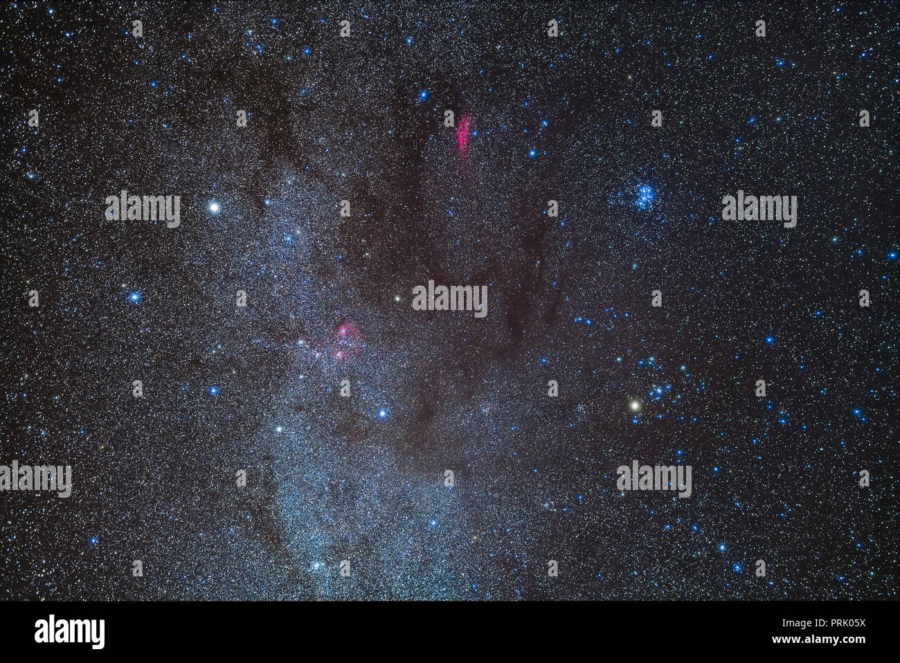 Die dunklen Gassen von interstellarem Staub in Stier der Stier dunkle Wolken bekannt, hier in einem Bildausschnitt Taurus und Auriga, mit einigen Stars des Perseus Stockfoto