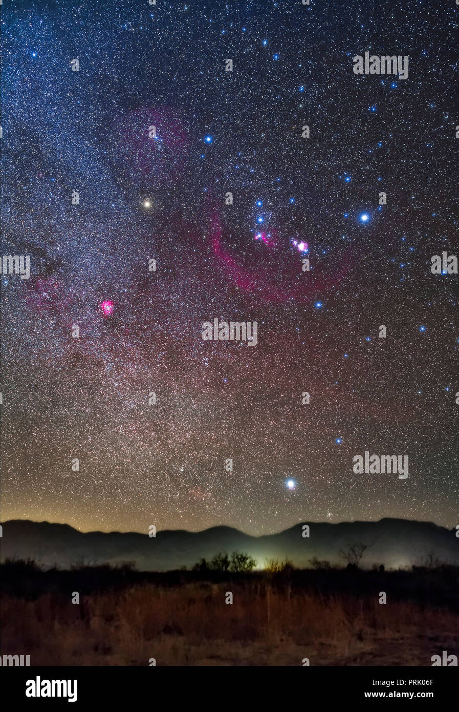 Orion und Sirius steigende über den Peloncillo Berge von Southwest Florida, in einer klaren Nacht im Dezember in den frühen Abend. Den Riemen Sterne oder Stockfoto