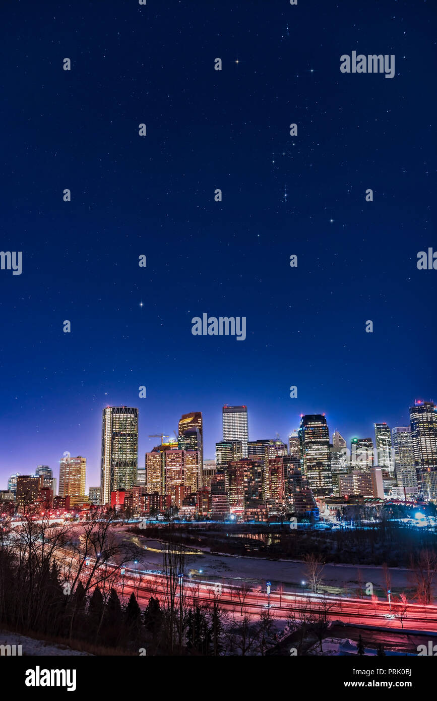 Eine städtische Landschaftsfotos der Sternbilder Orion und großer Hund über die Skyline von Calgary am Januar 18, 2018, auf eine sehr klare und Mondlosen Winte Stockfoto