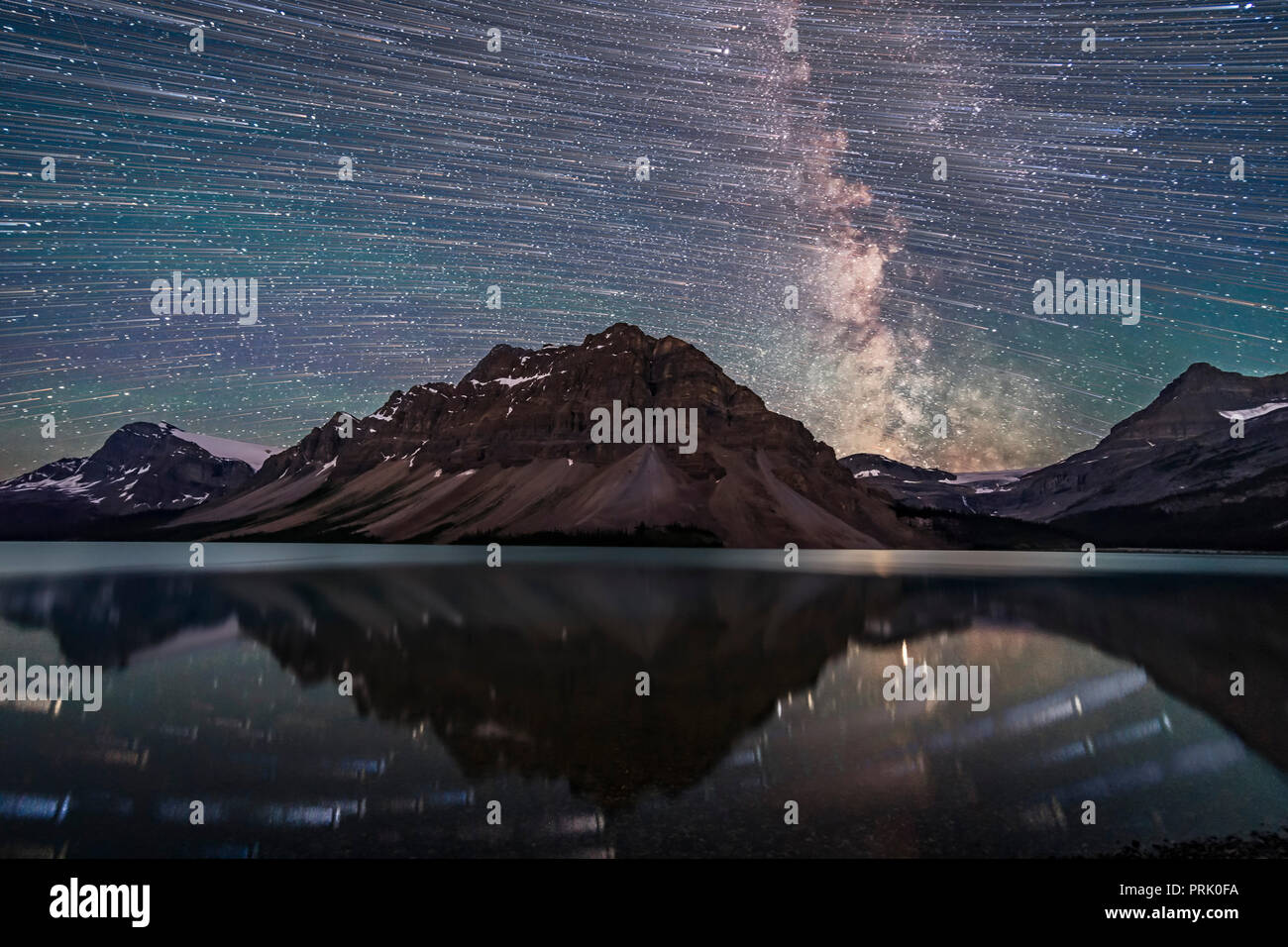 Eine Mischung von Bildern der Stars der südlichen Himmel von Osten nach Westen (rechts) über die Rocky Mountains in Bow Lake, Banff, Alber links, um zu zeigen, Stockfoto
