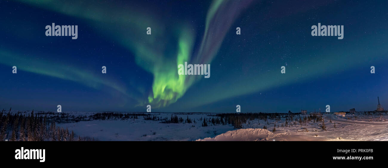 Ein Panorama von polarlicht Vorhänge im Osten mit Orion und der Winter Stars steigt rechts über die Strukturen der alten Churchill Rocket Range. Thi Stockfoto