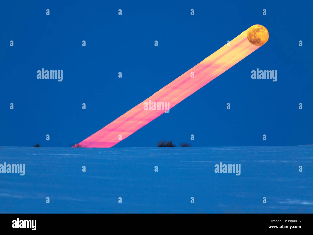 Der Aufgang der Vollmond auf Ostern Vorabend, Samstag, März 31, 2018, auf einem sehr kalten Nacht mit viel Schnee noch auf dem Boden in Alberta. So ist dieses Stockfoto