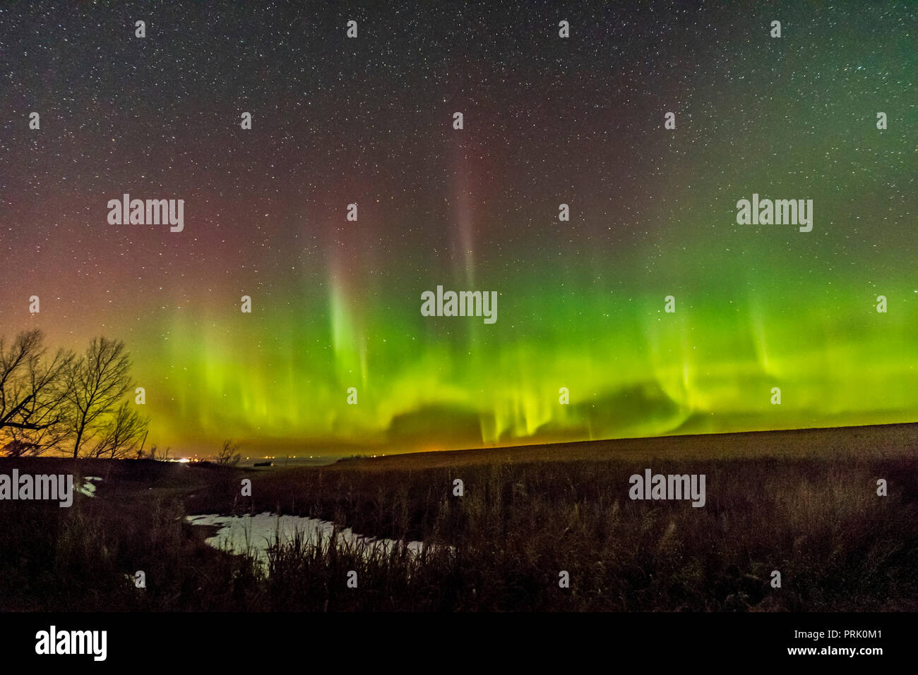 Eine anständige Aurora über den Norden von zu Hause aus im südlichen Alberta, am Freitag, den 13. Oktober 2017, obwohl diese Frames nach Mitternacht MDT aufgenommen wurden. Stockfoto