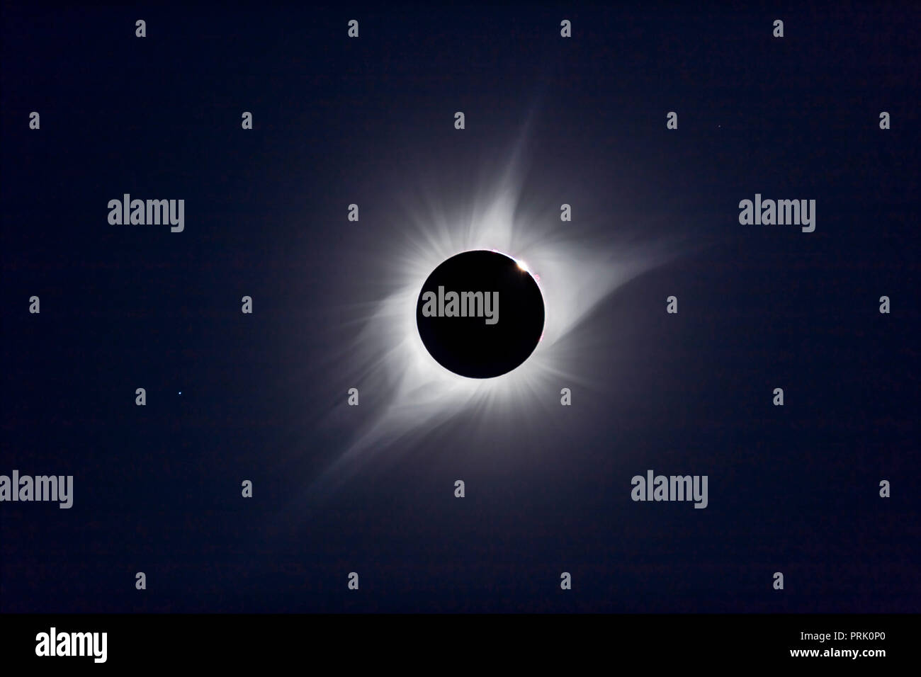 Ein Verbundwerkstoff aus dem 21. August 2017 totale Sonnenfinsternis mit dritten Kontakt - das Ende der Totalität - mit Sonnenlicht Anfang zu erscheinen und das Array Stockfoto