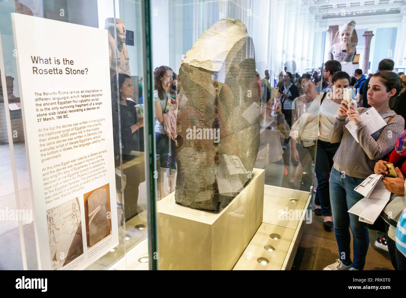 London England, Großbritannien, Bloomsbury, das Britische Museum, Menschheitsgeschichte, Inneneinrichtung, Galerie, Rosetta Stone, Granodioritstele, ägyptische Hieroglyphen, Glasdisp Stockfoto