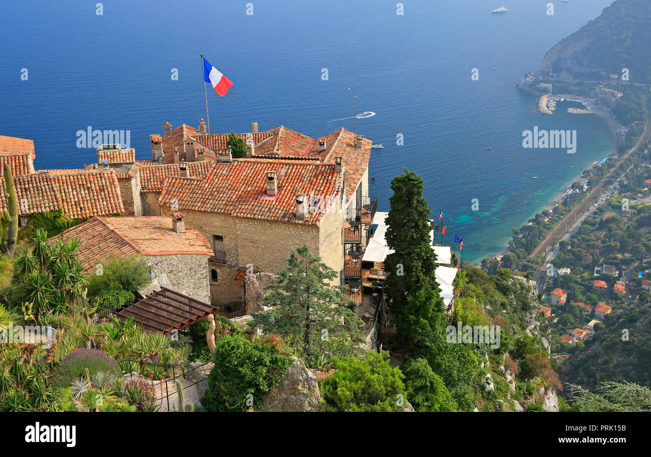 Der Botanische Garten und das Dorf Eze, mit verschiedenen Kakteen im Vordergrund, Luftaufnahme der Französischen Riviera, Europa Stockfoto