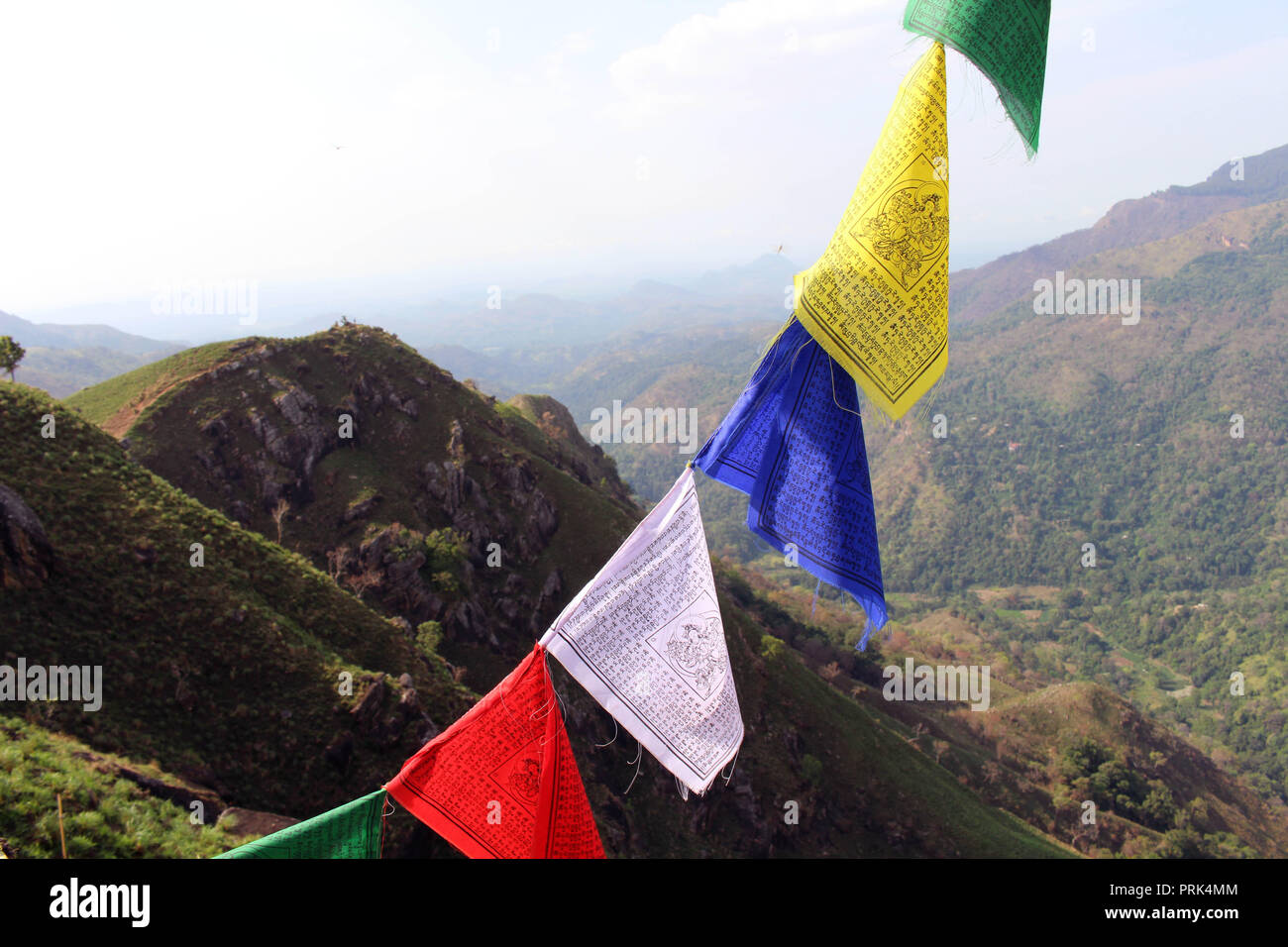 Die Buddhistische Gebetsfahnen im Little Adam's Peak in Ella. In Sri Lanka, August 2018. Stockfoto