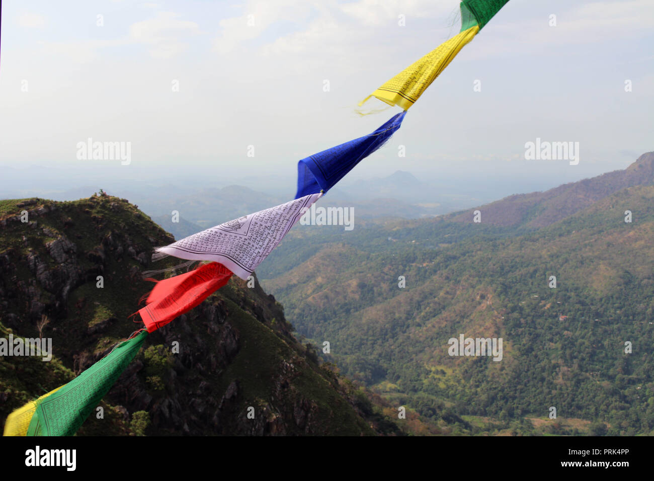 Die Buddhistische Gebetsfahnen im Little Adam's Peak in Ella. In Sri Lanka, August 2018. Stockfoto