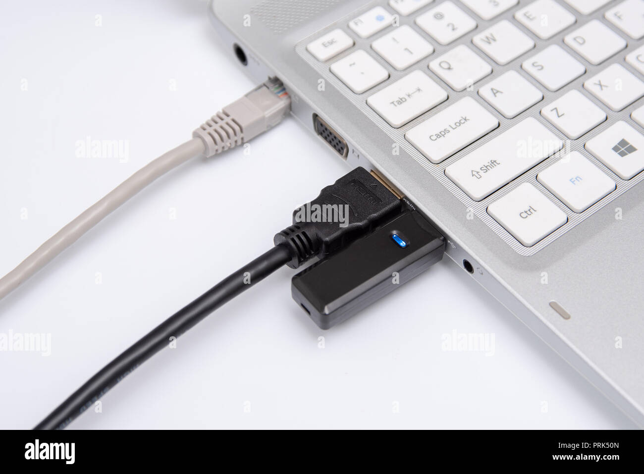 LAN-Kabel an Laptop angeschlossen, HDMI-Kabel, USB-Speicher Stockfotografie  - Alamy