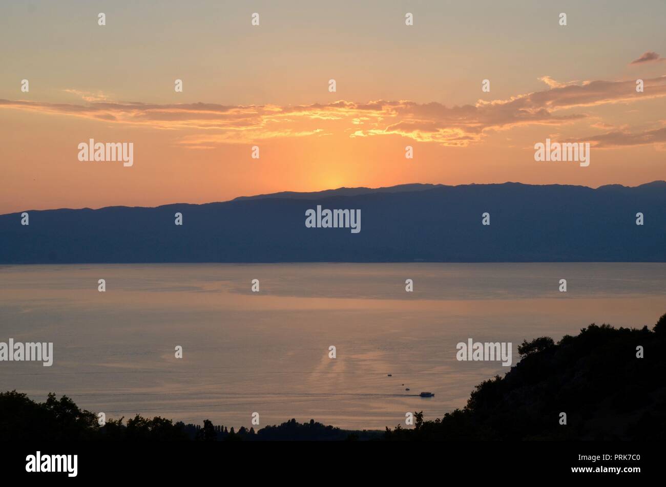 Die Sonne über den Ohridsee Mazedonien mit Albanien in der Ferne Stockfoto