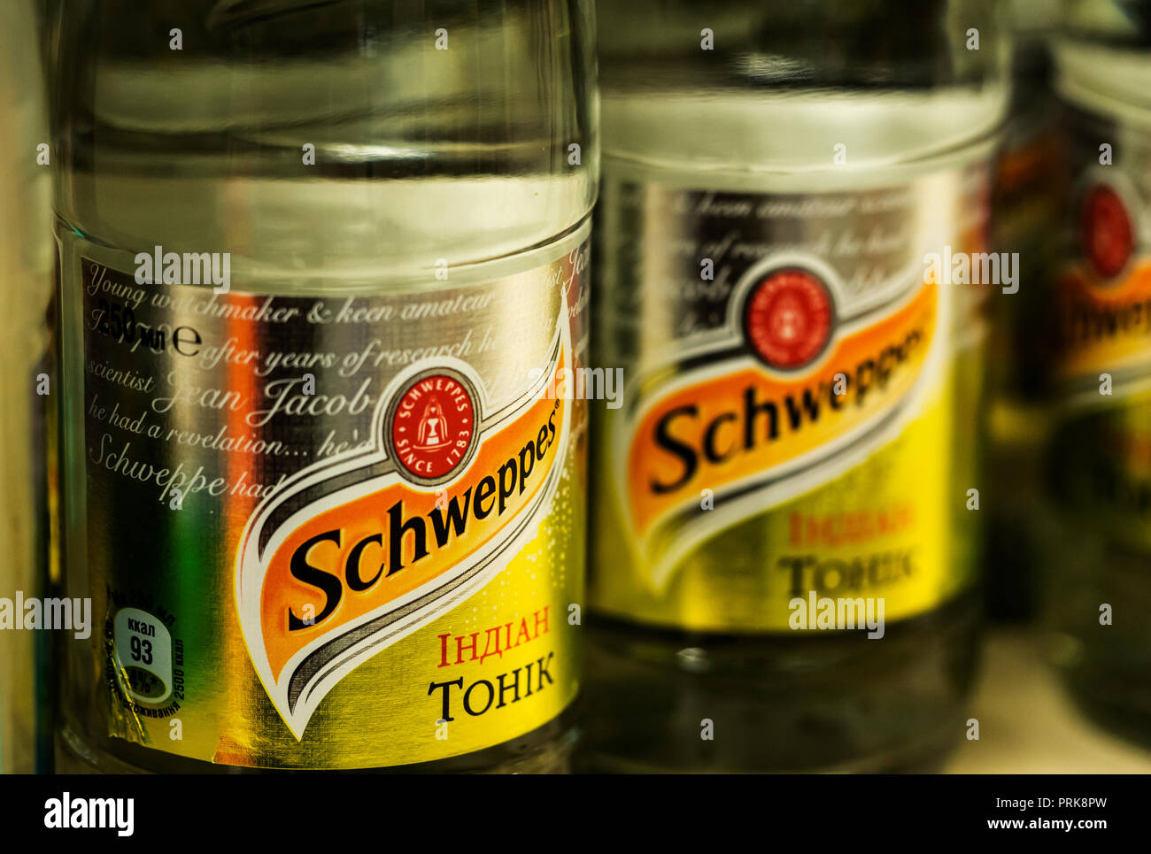 Schweppes Indian Tonic in speichern. Schweppes Indian Tonic Water ist Teil der Schweppes-mischgetränke Bereich - Der populärste Marke mixer Palette in Irland. Sie können sich auf ihre eigenen Genossen oder mit Alkohol oder Fruchtsaft kombiniert werden. Stockfoto