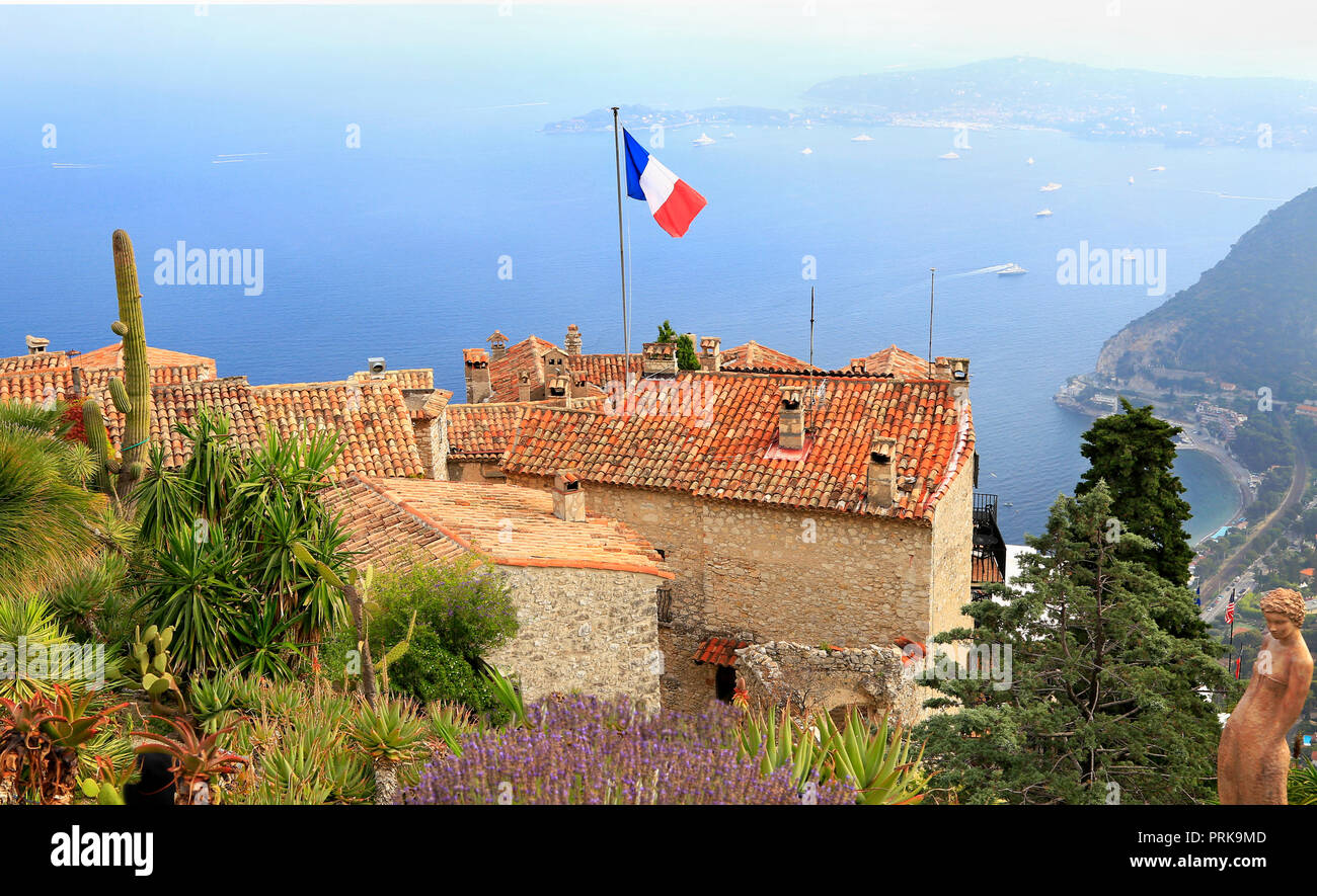 Der Botanische Garten und das Dorf Eze, mit verschiedenen Kakteen im Vordergrund, Luftaufnahme der Französischen Riviera, Europa Stockfoto