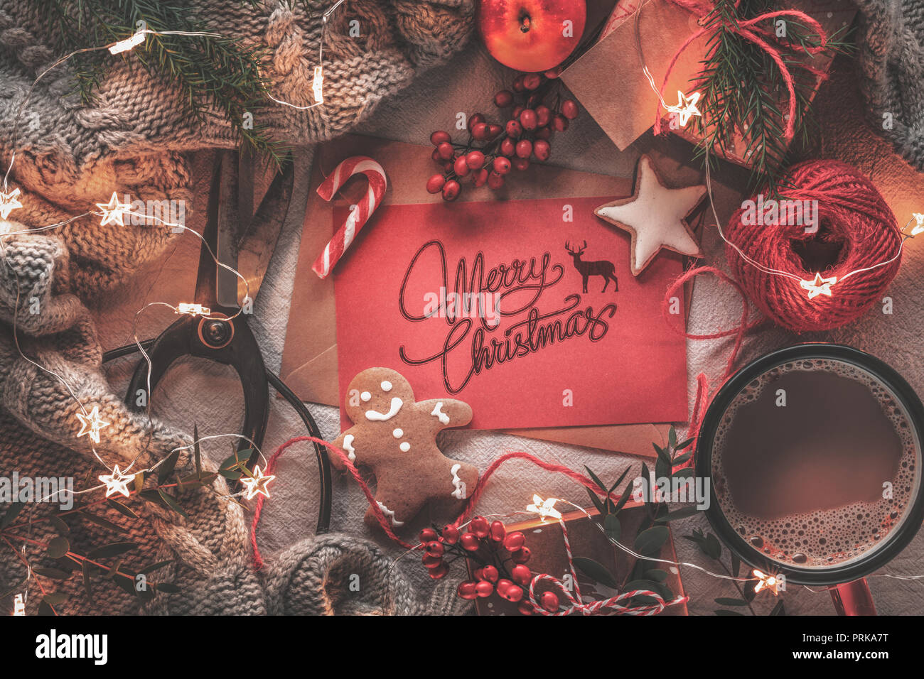 Weihnachtsbrief, Obst, Kaffee, Geschenkboxen und warmen Pullover Stockfoto