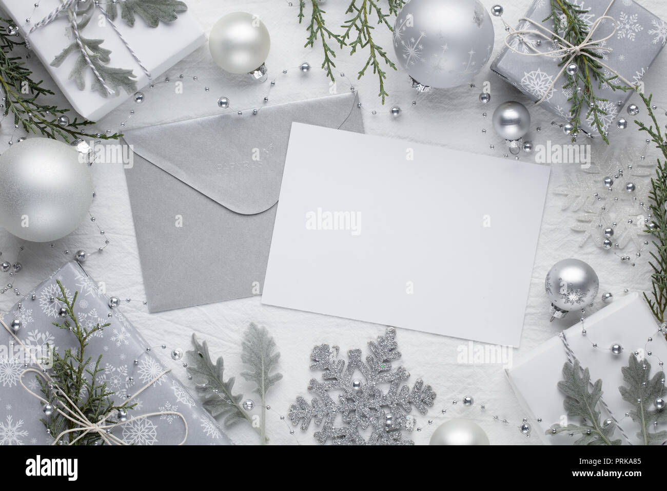 Weihnachten Rahmen Mockup, Weihnachtskugeln, Geschenkboxen und Schreiben Stockfoto