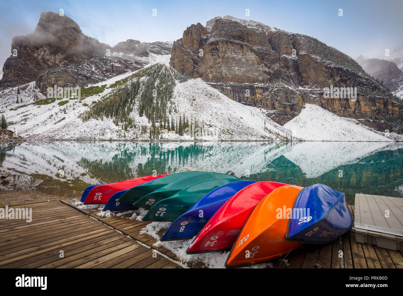 Moraine Lake ist ein Eiszeitlich fed Lake im Banff National Park, 14 km (8,7 mi) außerhalb der Ortschaft Lake Louise, Alberta, Kanada. Stockfoto