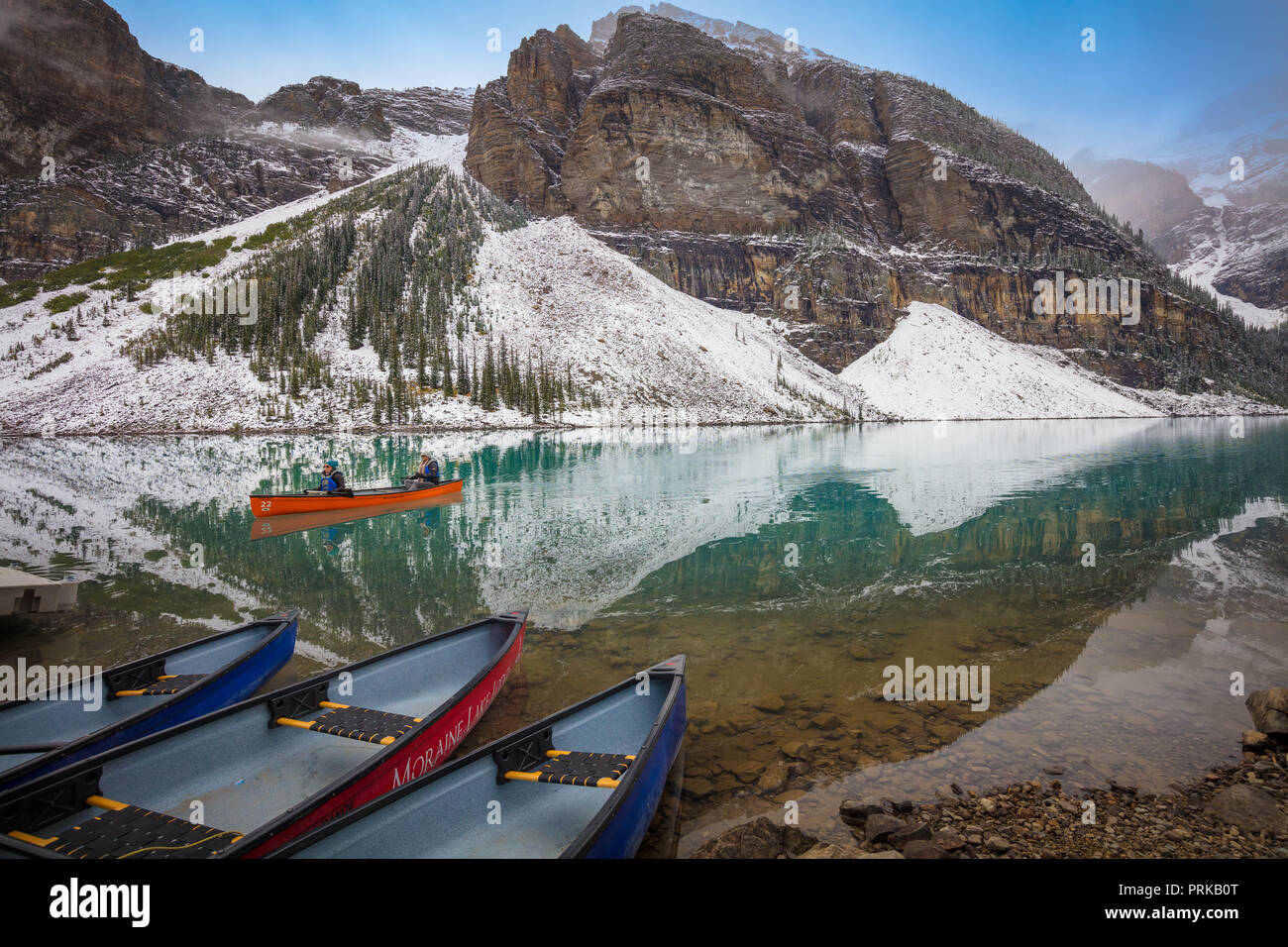 Moraine Lake ist ein Eiszeitlich fed Lake im Banff National Park, 14 km (8,7 mi) außerhalb der Ortschaft Lake Louise, Alberta, Kanada. Stockfoto