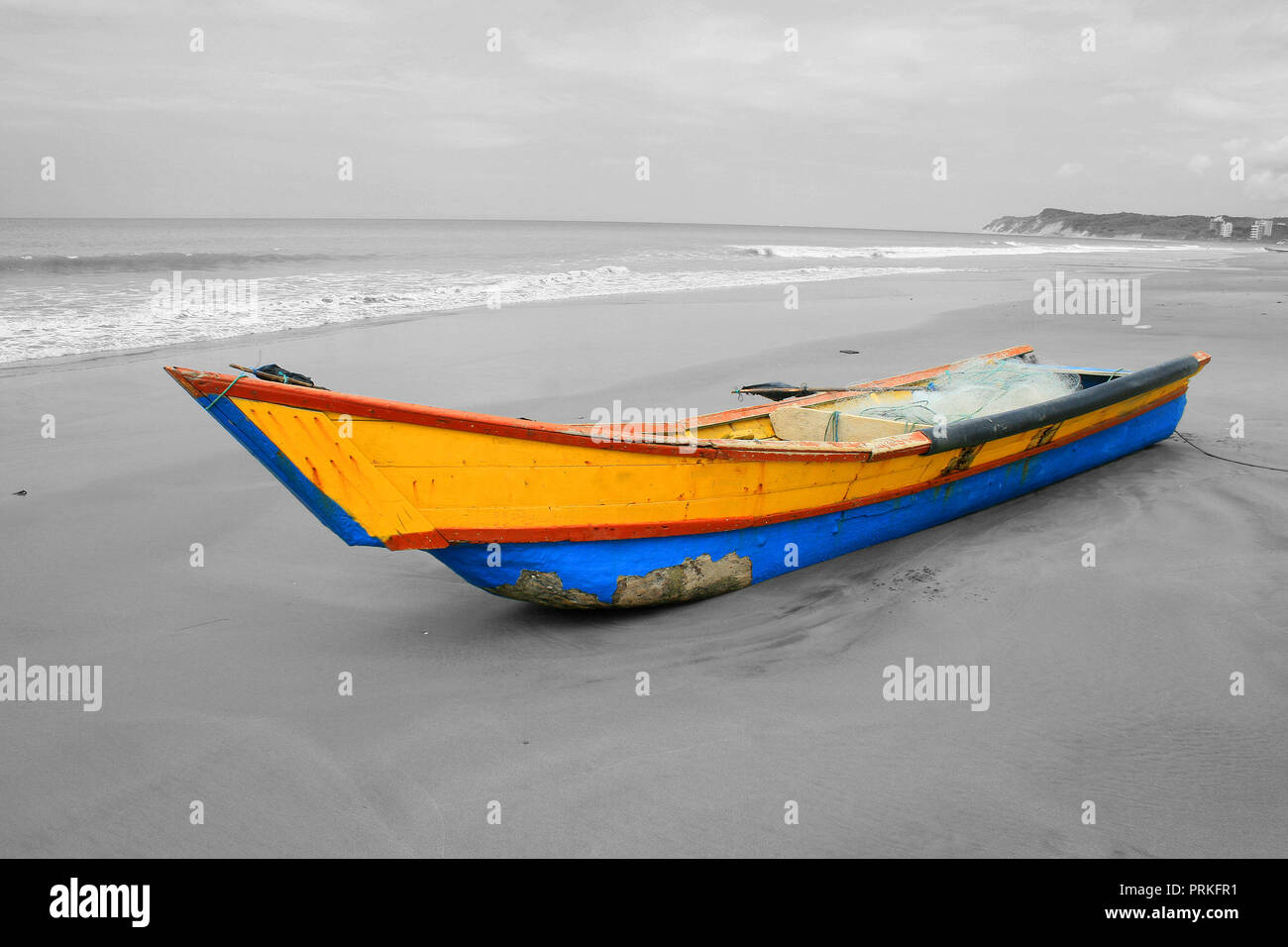 Ein buntes Boot auf einem Meer Strand in Selektive Farbe. Stockfoto