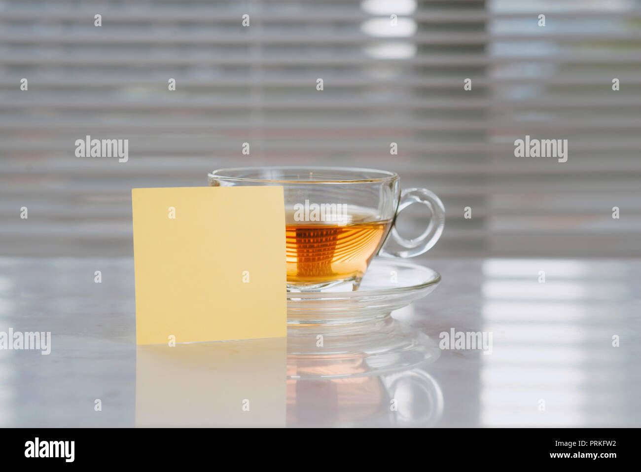 Eine Tasse Tee und ein Hinweis auf neutralem Hintergrund. Ansicht von oben, kopieren. Stockfoto