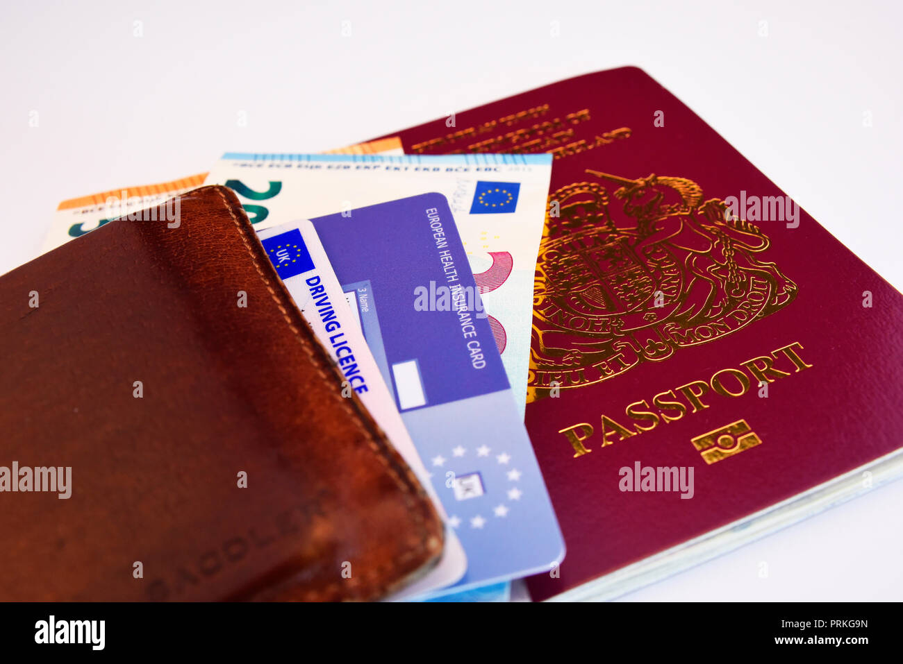 Europäische Union Vereinigtes Königreich von Großbritannien und Nordirland Burgund biometrischen Pass mit Euro Geldscheine, EHIC Karte und Führerschein Stockfoto
