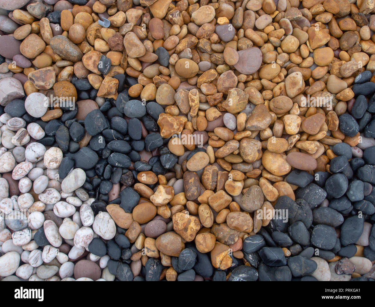 Geologie. Meer Kieselsteine am Strand, verschiedenen Farben und Arten von Stein. Bunte Steine - Schwarz, Weiß, Gelb. Stockfoto