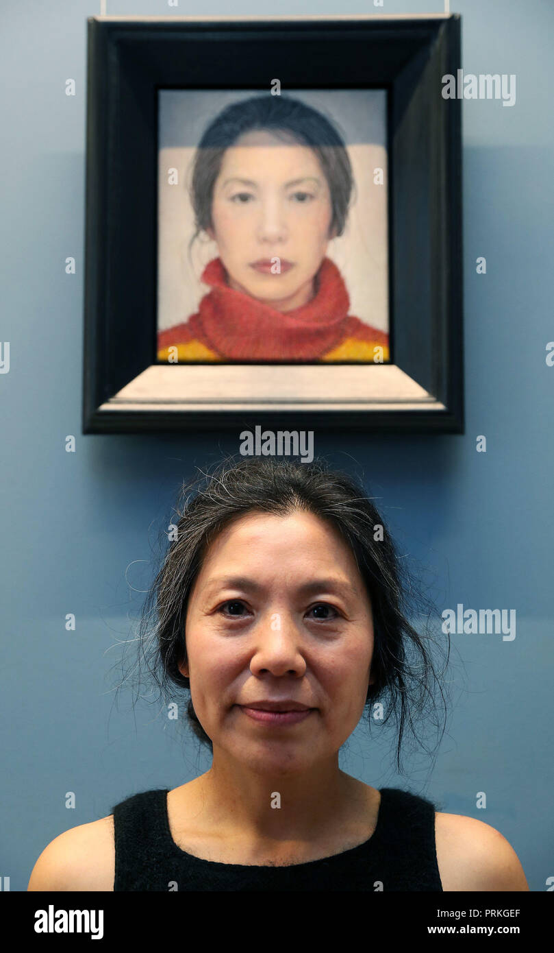 Miseon Lee mit ihrem Stück "in Dublin an einer Presse Vorschau e im Spiegel', wie die National Gallery von Irland die Shortlist für den Zürich Portrait Preis angekündigt. Der Gewinner wird am Montag verkündet werden, 22. Oktober 2018. Stockfoto