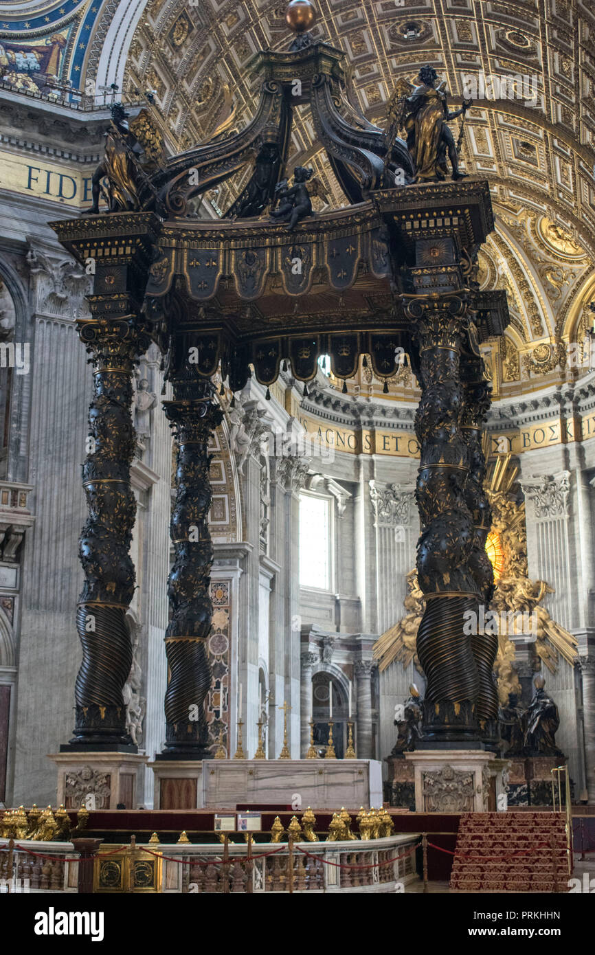 Baldacchino di San Pietro All'interno della Basilica di San Pietro, Rom, Italien Stockfoto