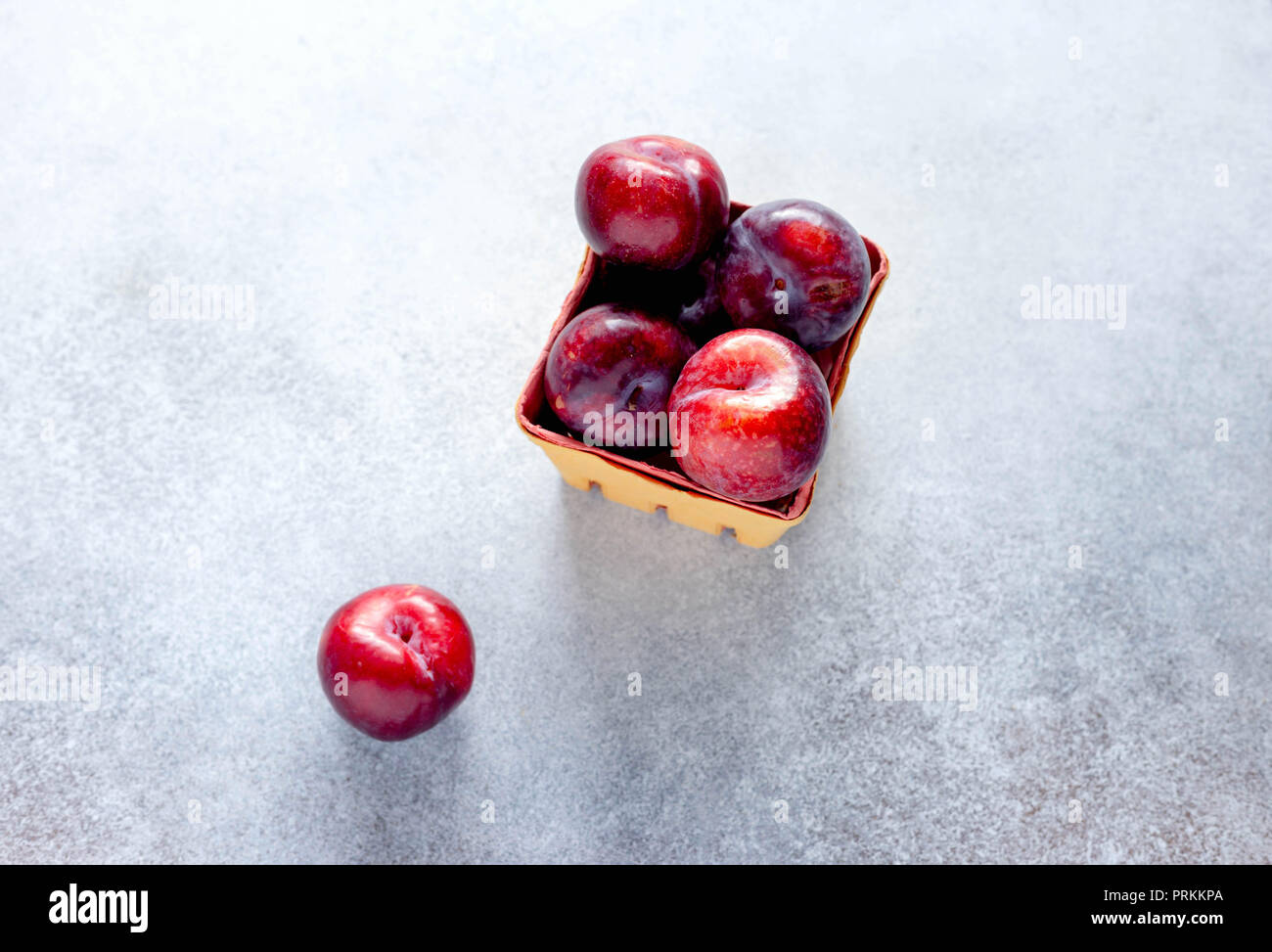 Punnet von Pflaumen Stockfoto