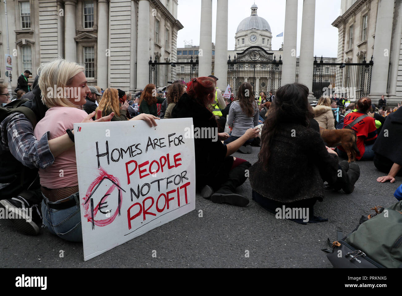 Menschen Stadium ein Sit down Protest außerhalb der Abteilung der Premierminister im Stadtzentrum von Dublin nach einem Dach anheben Rechte protestieren. Stockfoto