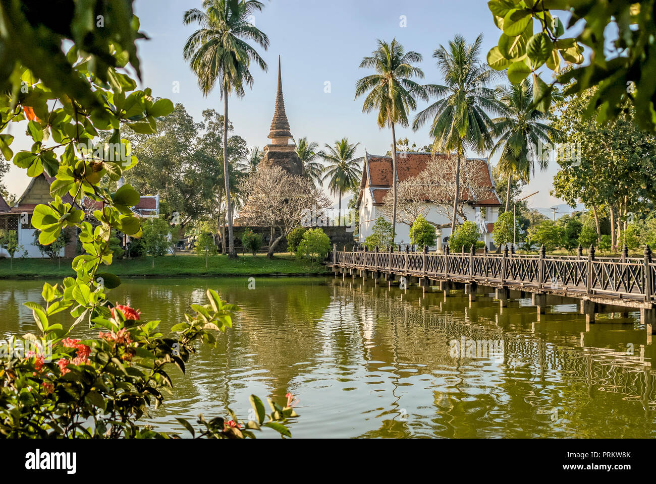 Wat Thraphang Thong lang direkt außerhalb des Sukhothai Historical Park, Thailand Stockfoto