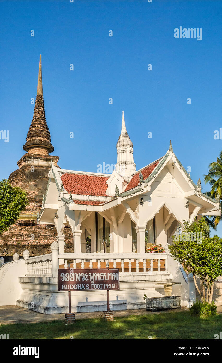 Buddha Footprint Schrein, Wat Thraphang Thong Lang, Sukhothai Historischer Park, Thailand Stockfoto