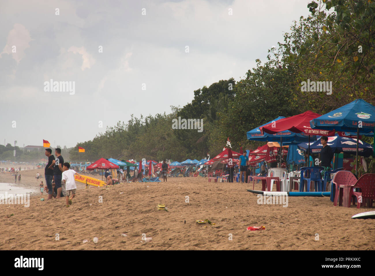 KUTA BALI  Januar 2022 Menschen  und  jede Menge M ll auf  