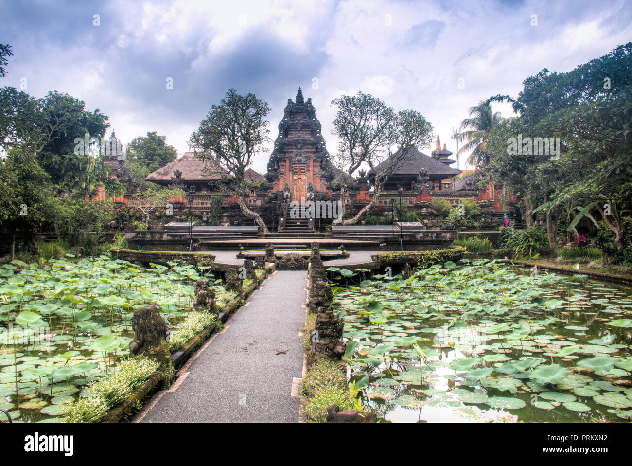 Der Pura Taman Saraswati Tempel ist einer der berühmtesten Attraktionen in Ubud, Bali Stockfoto