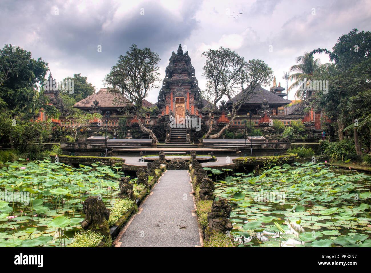 Der Pura Taman Saraswati Tempel ist einer der berühmtesten Attraktionen in Ubud, Bali Stockfoto