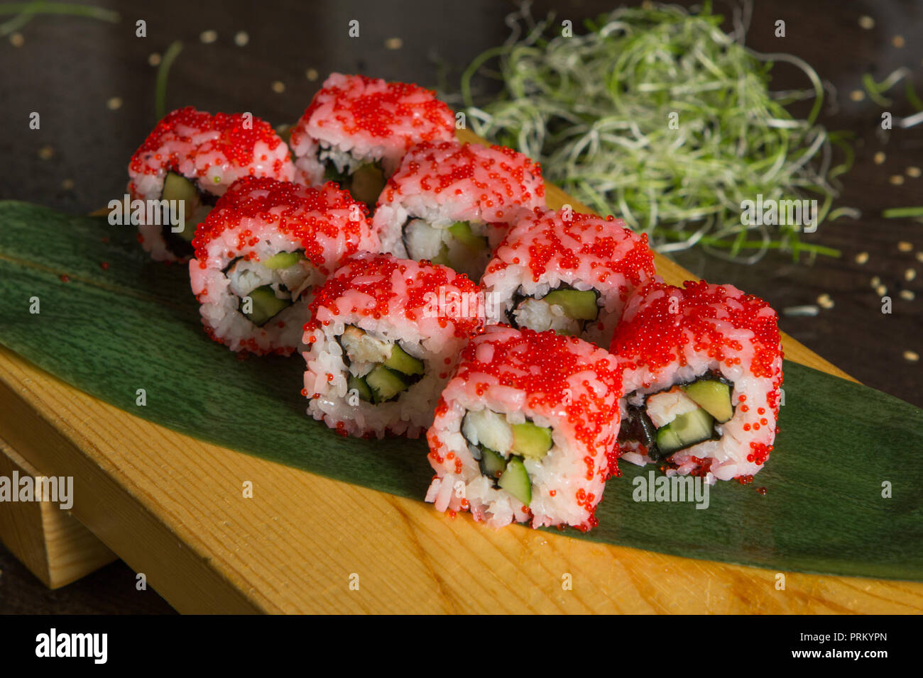Besten Arten von Sushi Rollen. Philadelphia Roll, California Roll, Aal ...